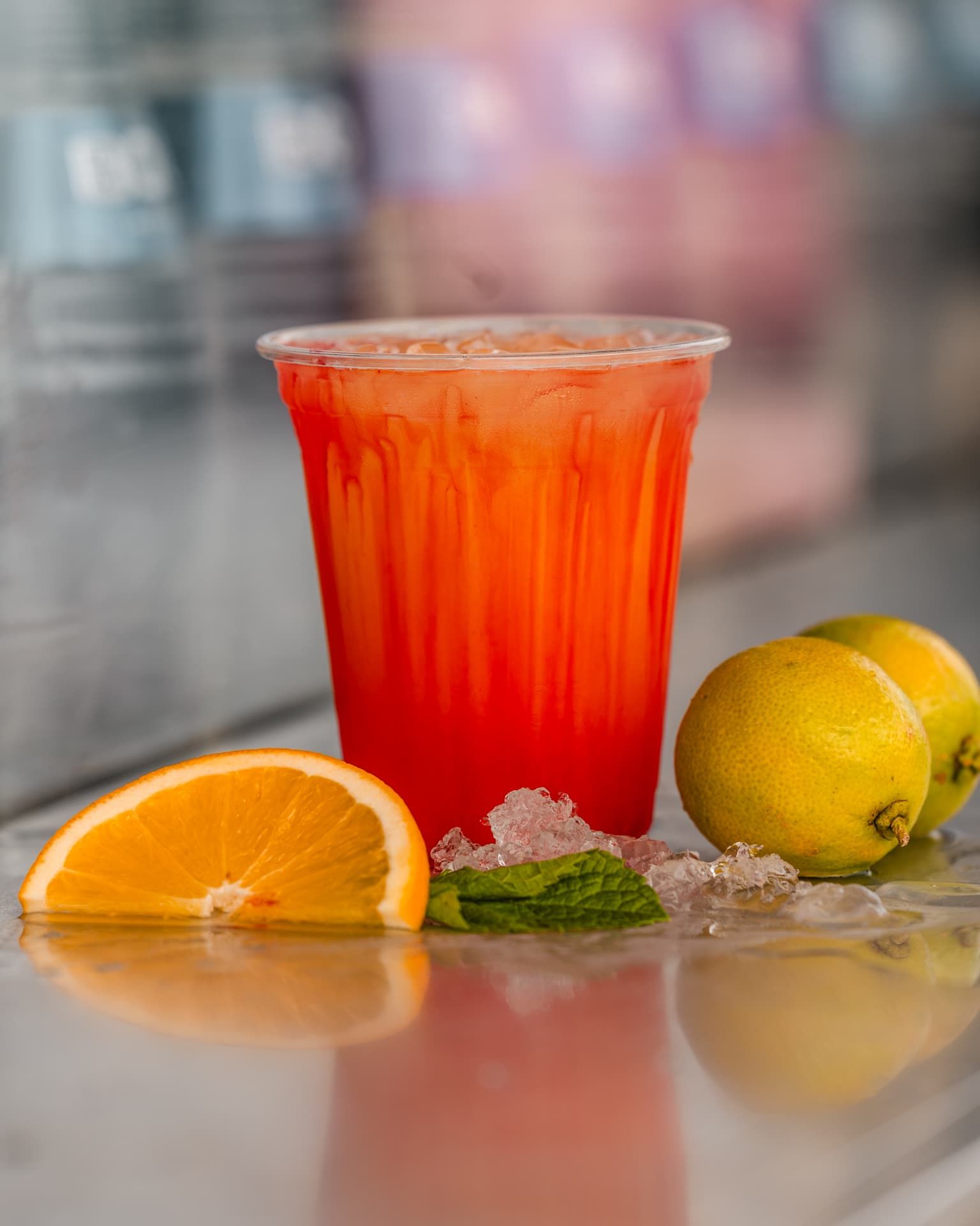 Roter Cocktail mit Sirupschlieren am Becherrand