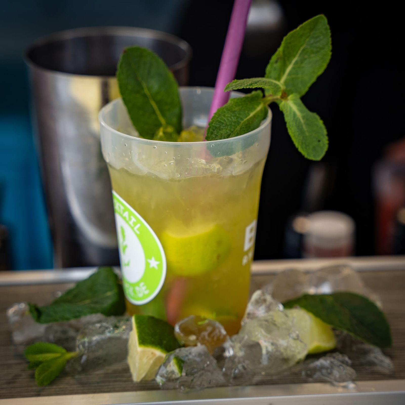 Grüner Cocktail mit Minze und Limette auf Eis
