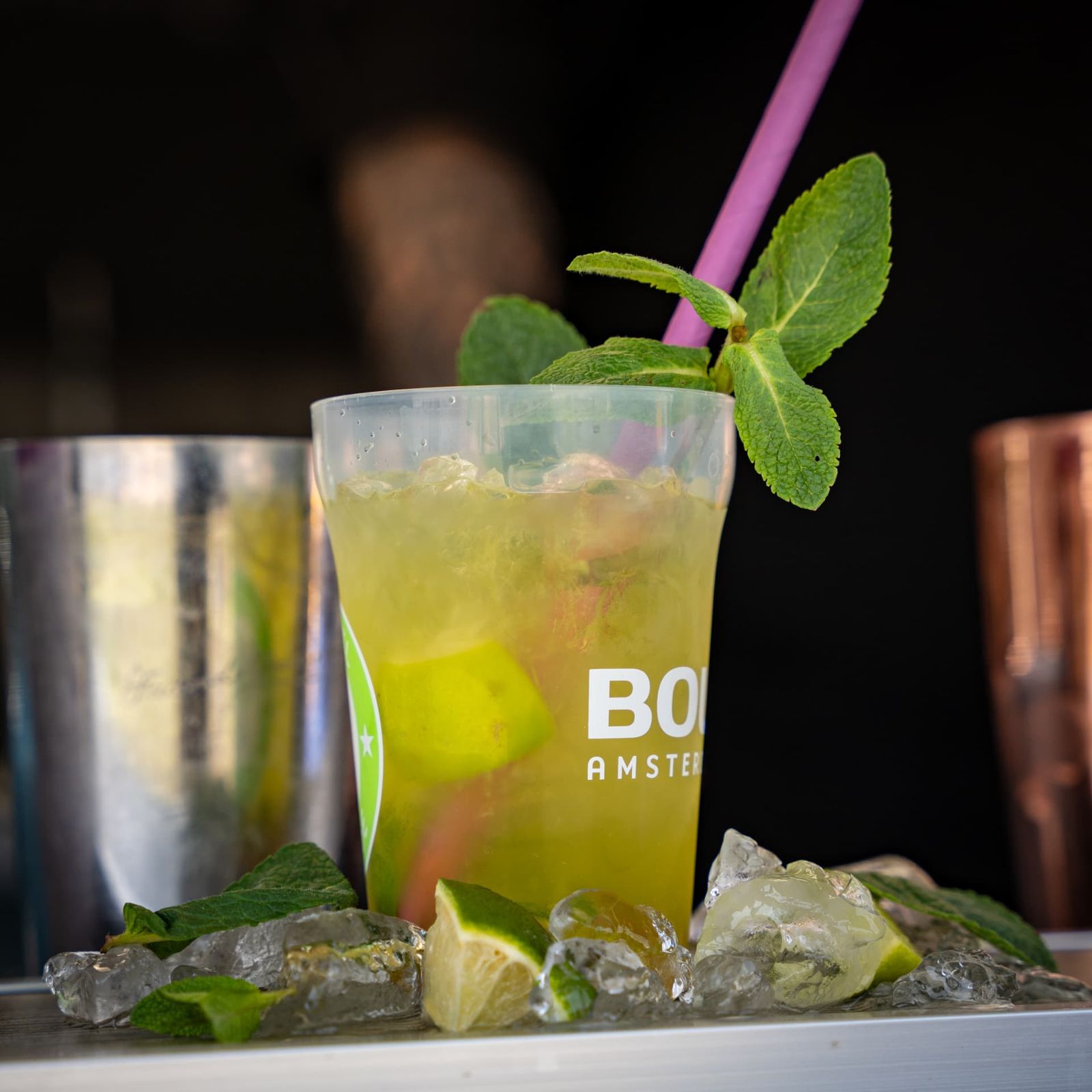 Cocktail im Becher mit Branding auf dem Tresen