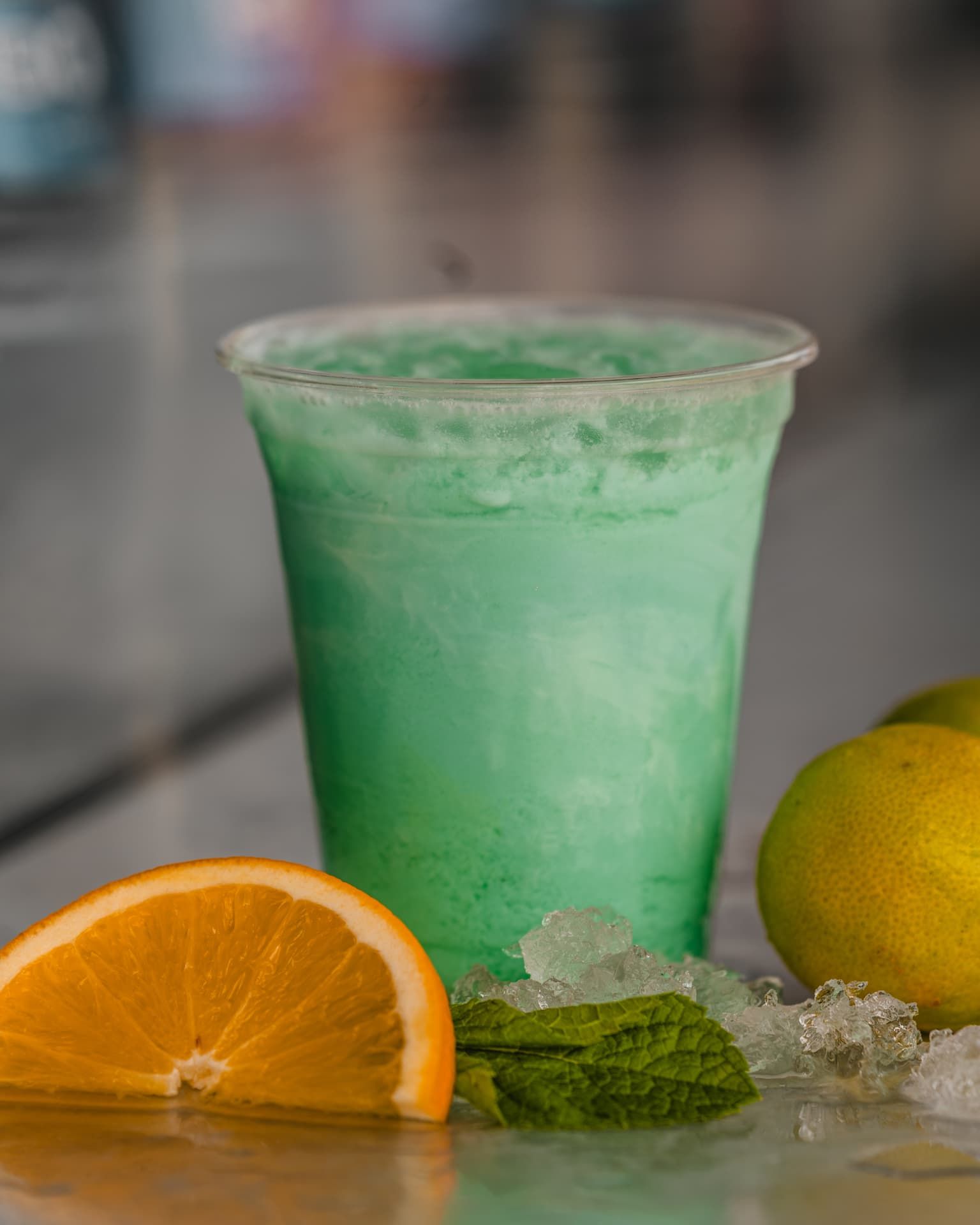 Mintgrüner, cremiger Cocktail mit Crushed Ice
