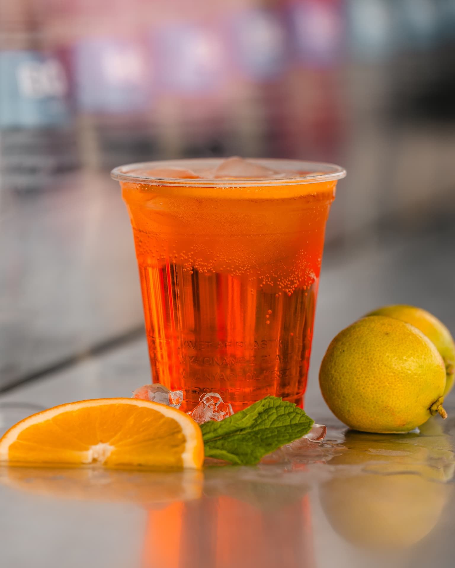 Prickelnder Aperitif-Cocktail auf Eis mit Orangenscheibe
