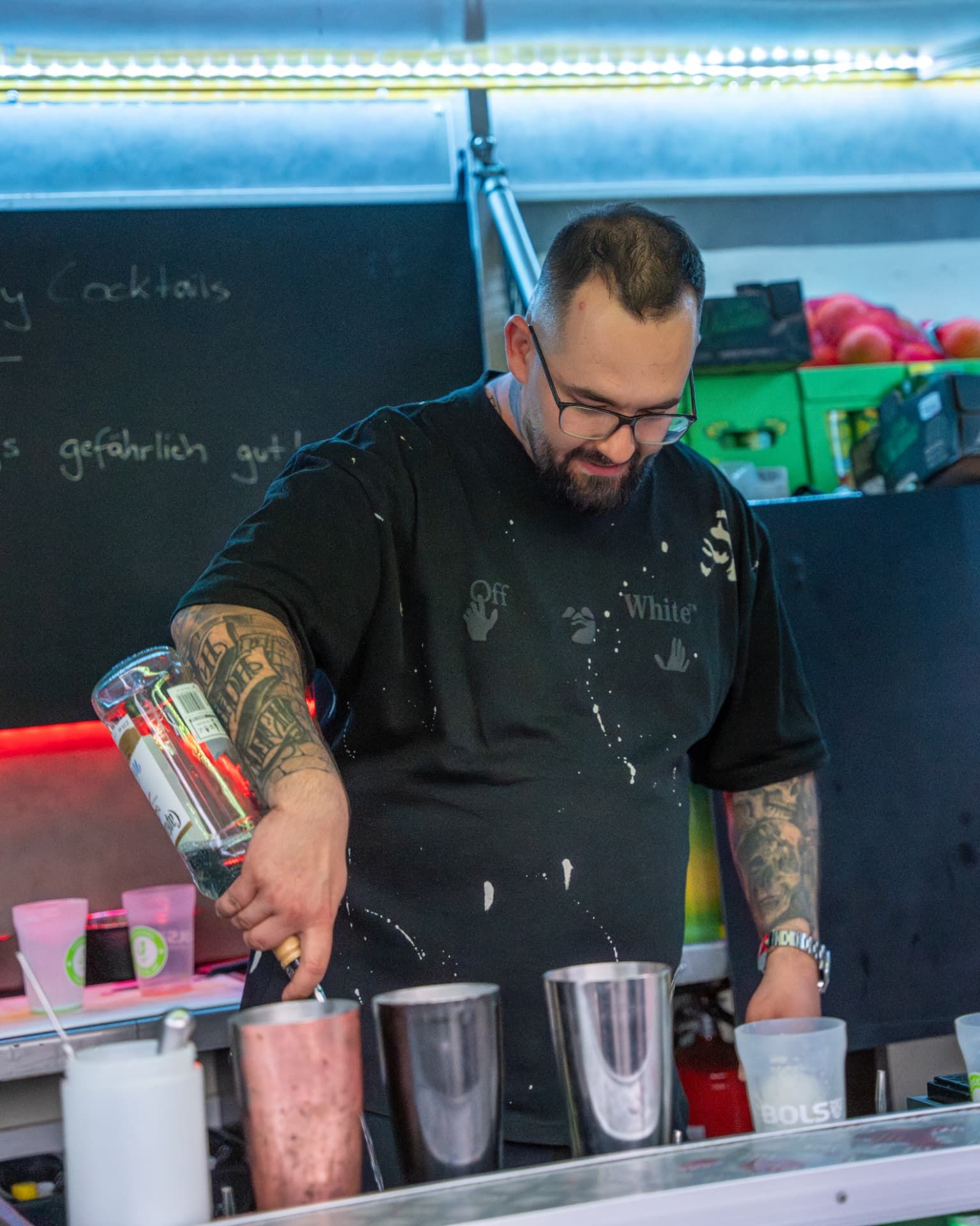 Barkeeper dosiert Rum für einen Cocktail