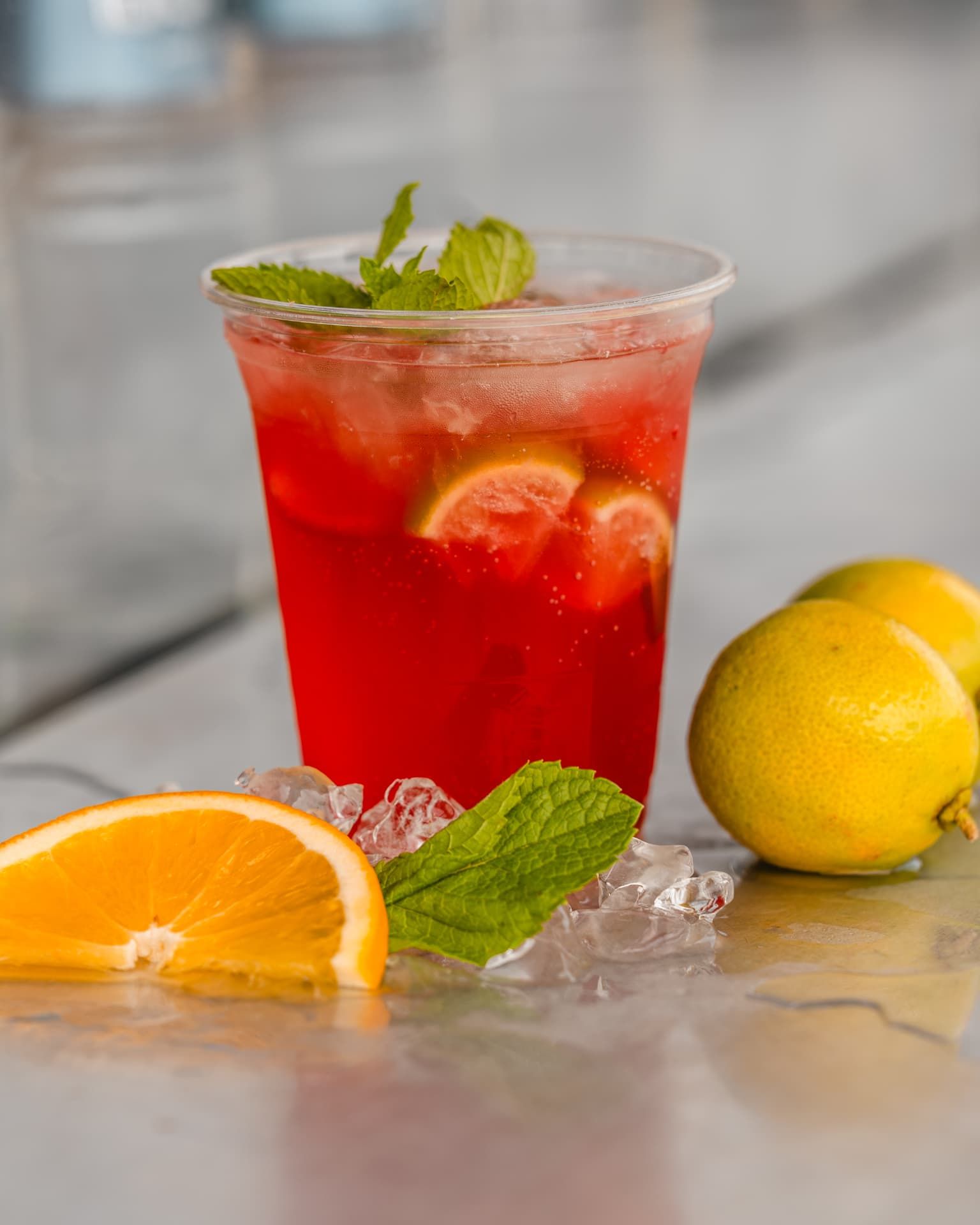 Roter Beeren-Cocktail mit Limettenscheiben, Minze und Eis