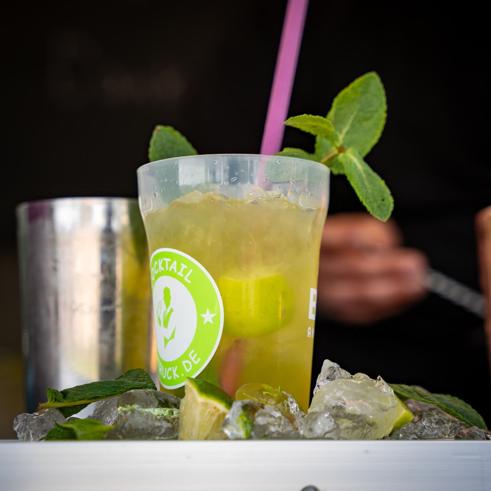 Grün-gelber Cocktail mit Midnight-Sky-Aufkleber am Becher