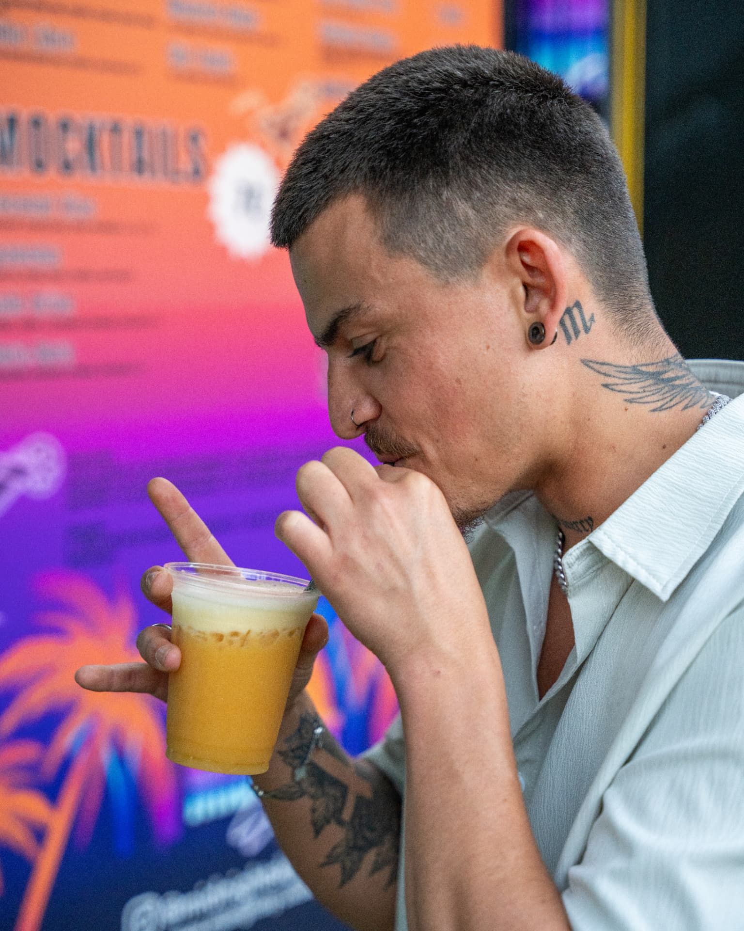 Gast genießt sichtlich zufrieden den frisch gemixten Cocktail